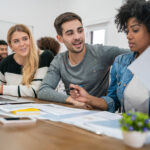 image représentant des alternants au travail